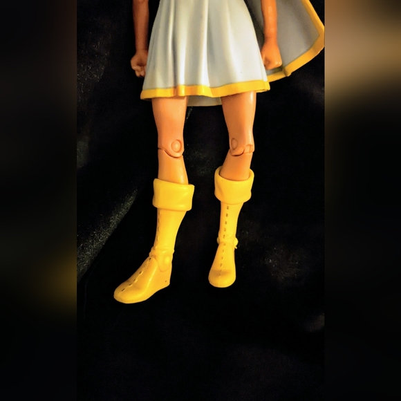 Mary Marvel DC Action Figure - Picture 4 of 6